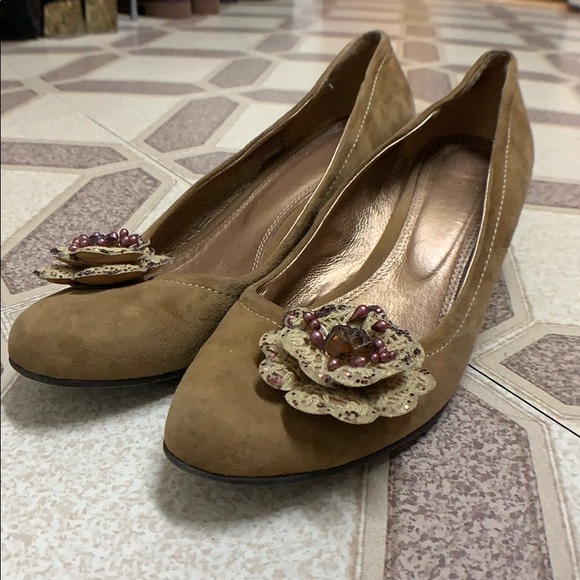 Leather Shoes with Flower Details - Picture 2 of 7